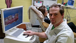 Dr. Derek Carson trabajando en una imagen 3D de una corona dental