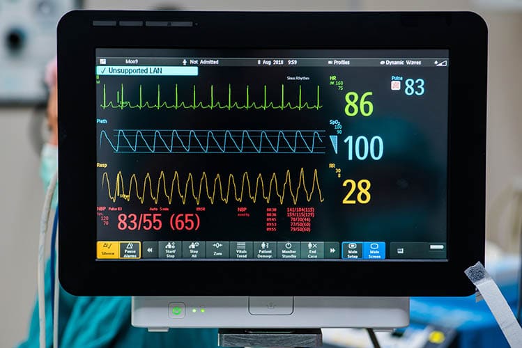 Monitor de constantes vitales utilizado en odontología bajo sedación